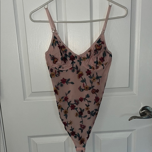 Forever 21 Blush Floral Embroidered Top NWOT - Picture 1 of 4